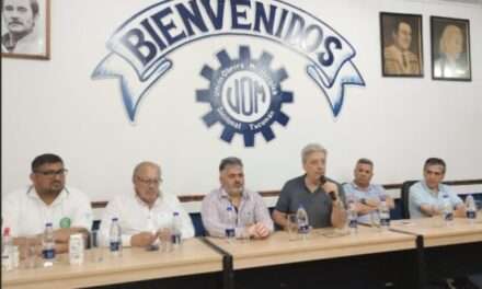 Adrián Pérez junto a Abel Furlán en un encuentro en la UOM Tucumán