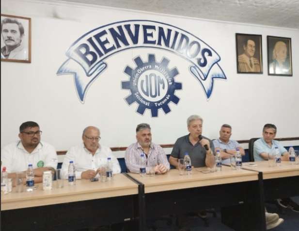 Adrián Pérez junto a Abel Furlán en un encuentro en la UOM Tucumán