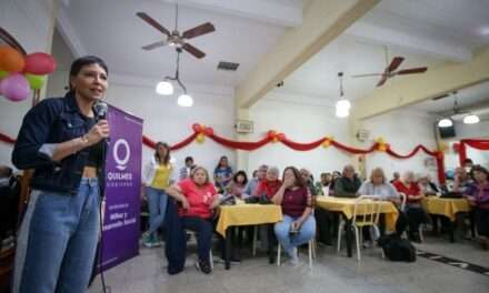 Mayra compartió un desayuno con más de 100 personas mayores del distrito