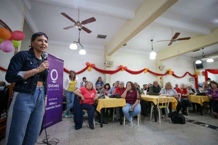 Mayra compartió un desayuno con más de 100 personas mayores del distrito