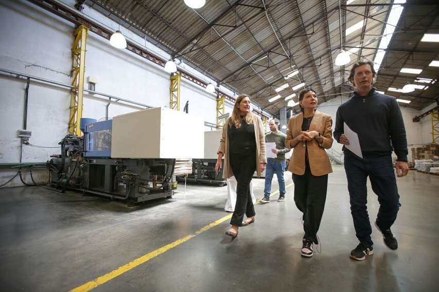 Habilitación industrial en Quilmes para la firma Verplast, empresa que visitó la intendenta Mayra Mendoza