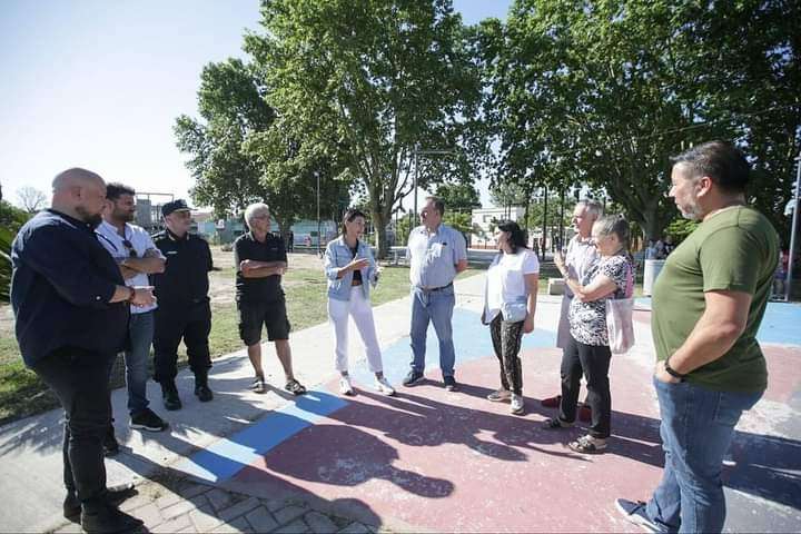 Mayra Mendoza Recorrió con vecinos la posta de Seguridad en  la Plaza 'Carlos Maier' de Bernal