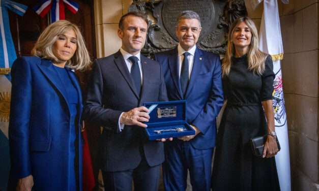 Jorge Macri le entregó la Llave de la Ciudad al presidente de Francia, Emmanuel Macron, de visita en Buenos Aires