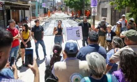 En una obra de pavimentos y luminarias, Mayra dijo que "con amor y esfuerzo colectivo transformamos cada rincón Quilmes”