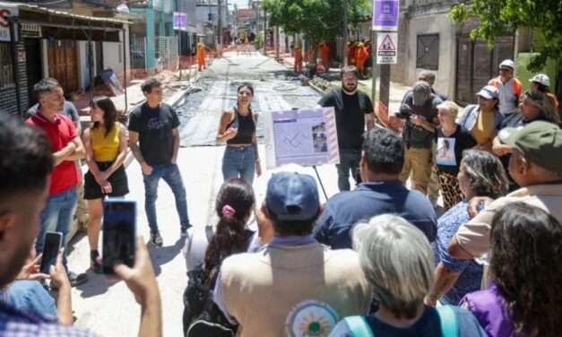 En una obra de pavimentos y luminarias, Mayra dijo que "con amor y esfuerzo colectivo transformamos cada rincón Quilmes”