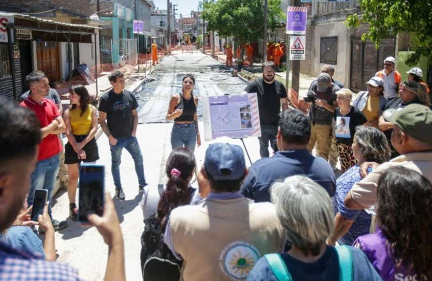 En una obra de pavimentos y luminarias, Mayra dijo que "con amor y esfuerzo colectivo transformamos cada rincón Quilmes”