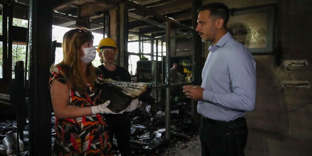 Incendio en el Colegio Piedrabuena: Julián Álvarez recorrió la Institución, relevó daños y coordina la reparación