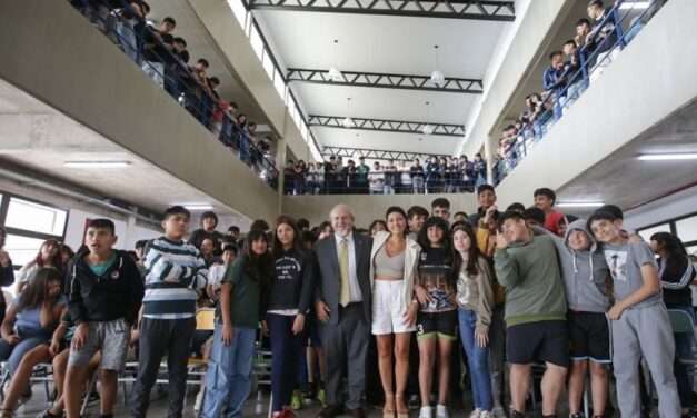 Mayra en un acto de firma de escritura de la Escuela Secundaria Técnica de la UNQ