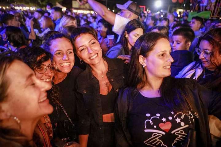 Mayra Mendoza recorrió el concurrido Festival Cervecero en el Parque Lineal Don Bosco