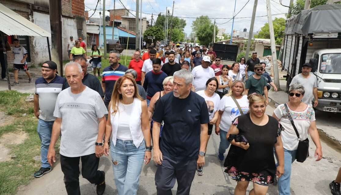 Ferraresi inauguró las mejoras realizadas en el complejo habitacional de Villa Corina