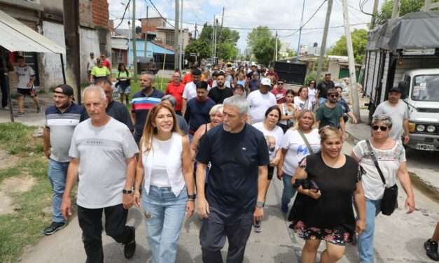 Ferraresi inauguró las mejoras realizadas en el complejo habitacional de Villa Corina