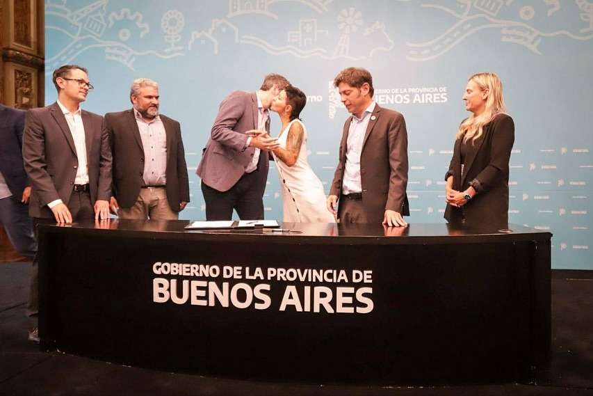 Mayra volvió a verse con Kicillof y firmó la adquisición de un camión sector, uno comparado de residuos y 100 contenedores