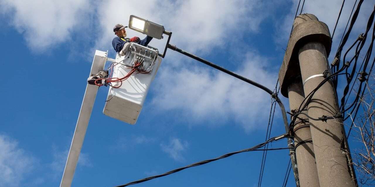 Plan de Mejora Lumínica en Lanús: Ya colocan luces LED en la avenida Centenario Uruguayo