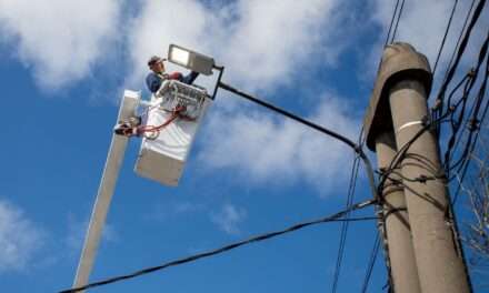 Plan de Mejora Lumínica en Lanús: Ya colocan luces LED en la avenida Centenario Uruguayo