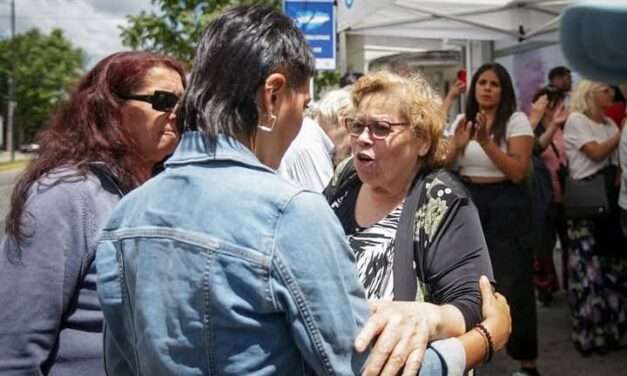 Mayra con jubilados y familiares que protestaron en el PAMI por la quita de medicamentos gratuitos