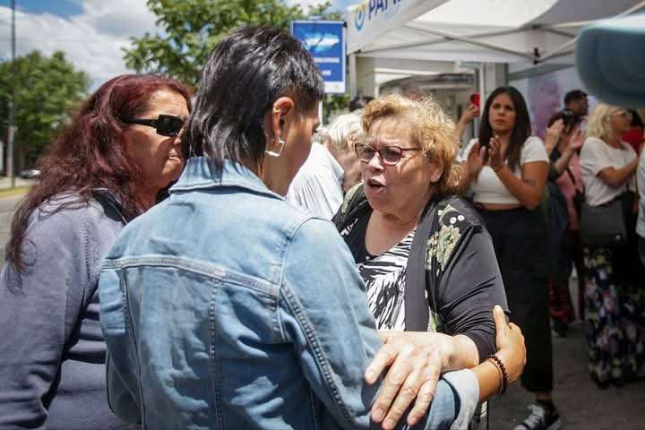 Mayra con jubilados y familiares que protestaron en el PAMI por la quita de medicamentos gratuitos