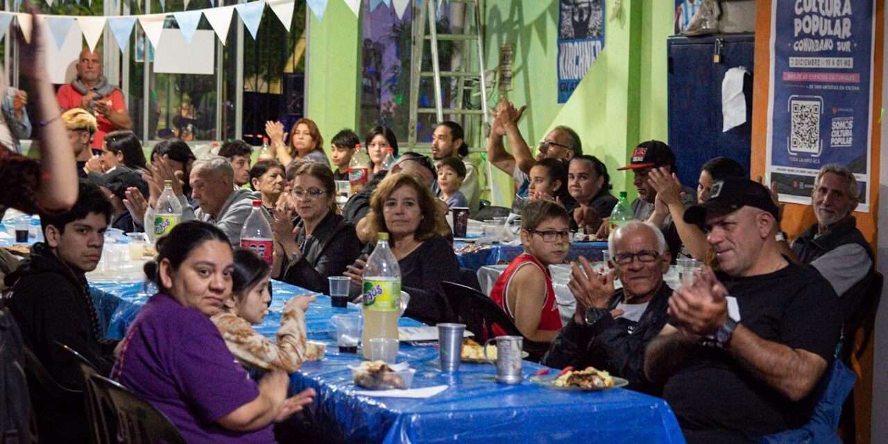 En el marco de la Noche de la Cultura Popular, Santalla recorrió distintos espacios culturales de Avellaneda