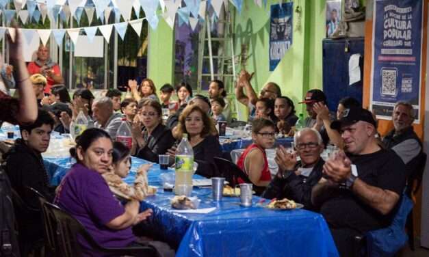 En el marco de la Noche de la Cultura Popular, Santalla recorrió distintos espacios culturales de Avellaneda