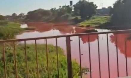 ¿Qué empresas contaminantes tiñeron el Arroyo Sarandí de rojo?