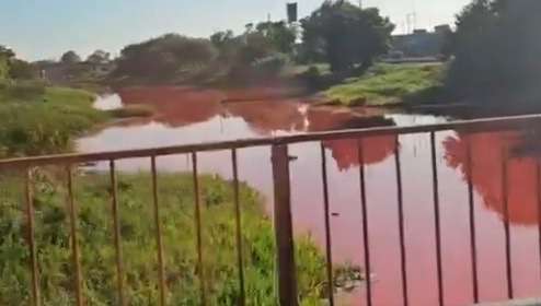 ¿Qué empresas contaminantes tiñeron el Arroyo Sarandí de rojo?