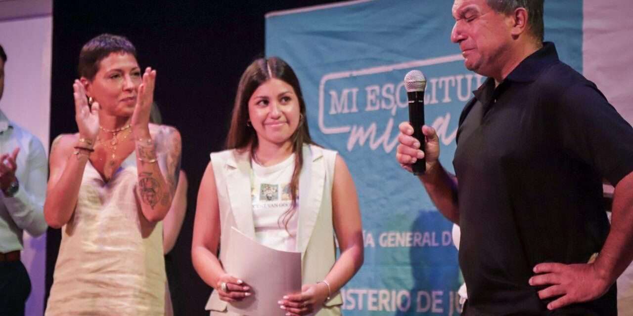 Mayra entregó 139 escrituras a quilmeño: "Estamos cumpliendo sueños que tienen que ver con un Estado Presente"