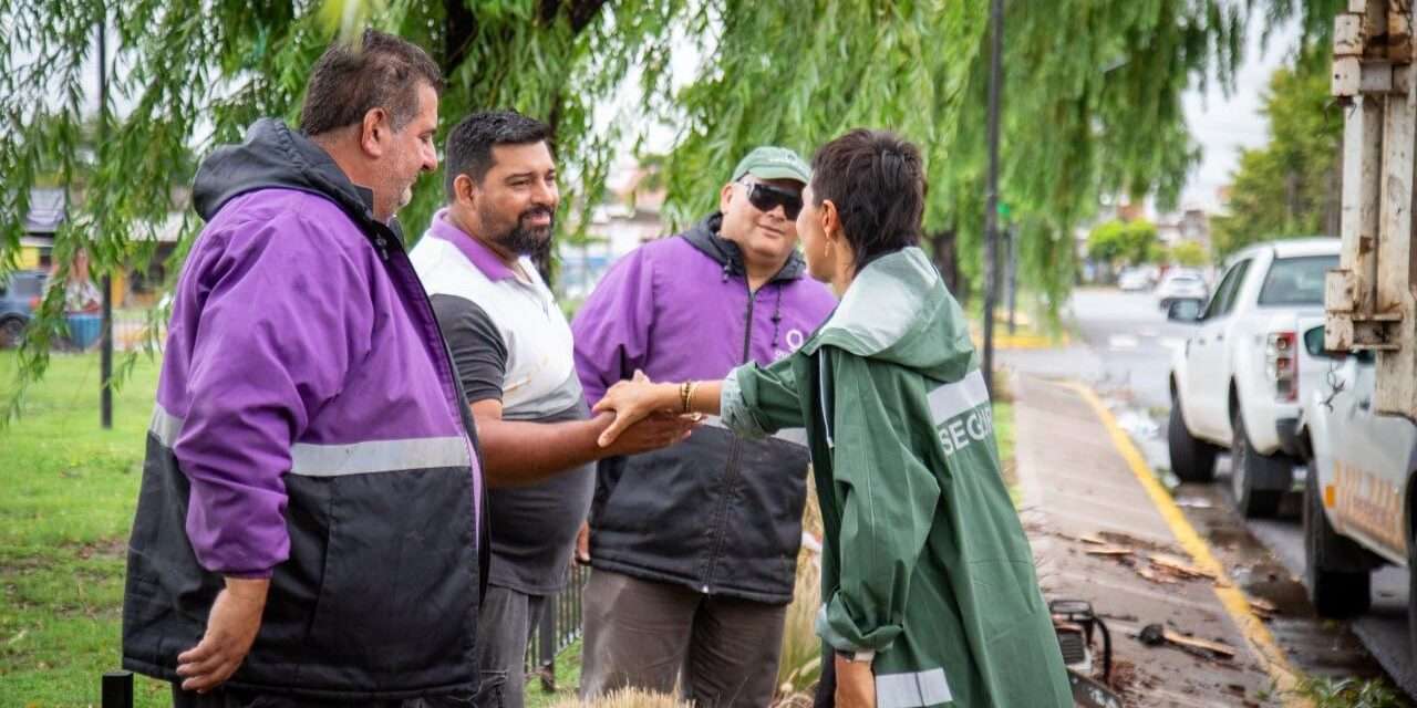 Ante las fuertes tormentas, Mayra supervisó los trabajos de limpieza y mantenimiento en las calles