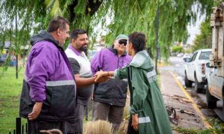 Ante las fuertes tormentas, Mayra supervisó los trabajos de limpieza y mantenimiento en las calles