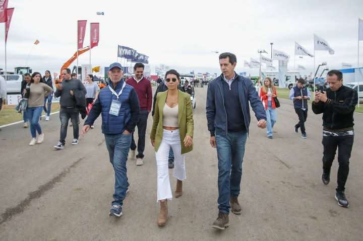 Invitada, Mayra recorrió Expoagro junto a Wado de Pedro