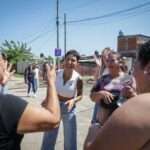"Trabajamos todos los días para fortalecer un Estado presente y eficiente", dijo Mayra en una obra de asfaltos en el Barrio Kolynos