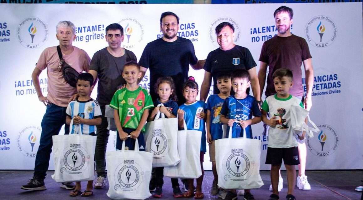 Santalla entregó 2000 kits escolares a clubes de barrio de Avellaneda que integran FADI