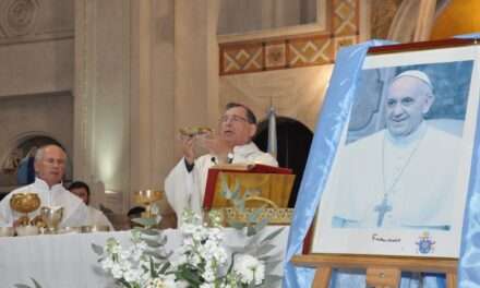 "La Iglesia y la humanidad entera siente algo de orfandad", dijo el Obispo Tissera