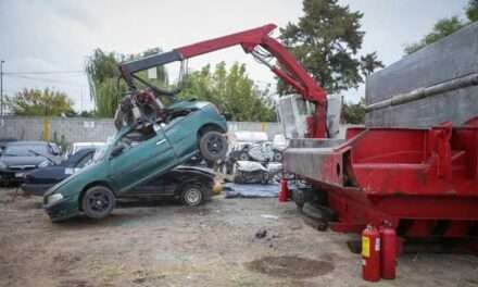 La Intendenta de Quilmes participó de un operativo de compactación de vehículos en la Ribera