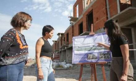 Mayra Mendoza y la ministra Batakis recorrieron la obra de 28 viviendas en el barrio La Odisea de Quilmes