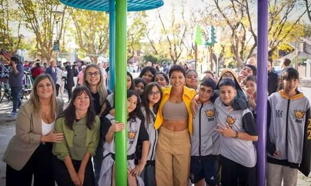 Mayra Mendoza inauguró nuevos juegos en la Plaza de la Cruz de Quilmes Centro