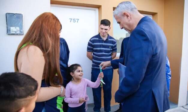 Ferraresi y Batakis entregaron viviendas en Isla Maciel