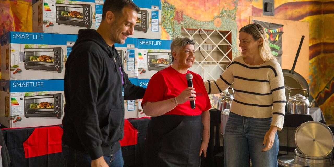 Julián Alvarez entregó un subsidio para equipamiento de comedores comunitarios