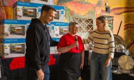 Julián Alvarez entregó un subsidio para equipamiento de comedores comunitarios