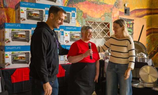 Julián Alvarez entregó un subsidio para equipamiento de comedores comunitarios