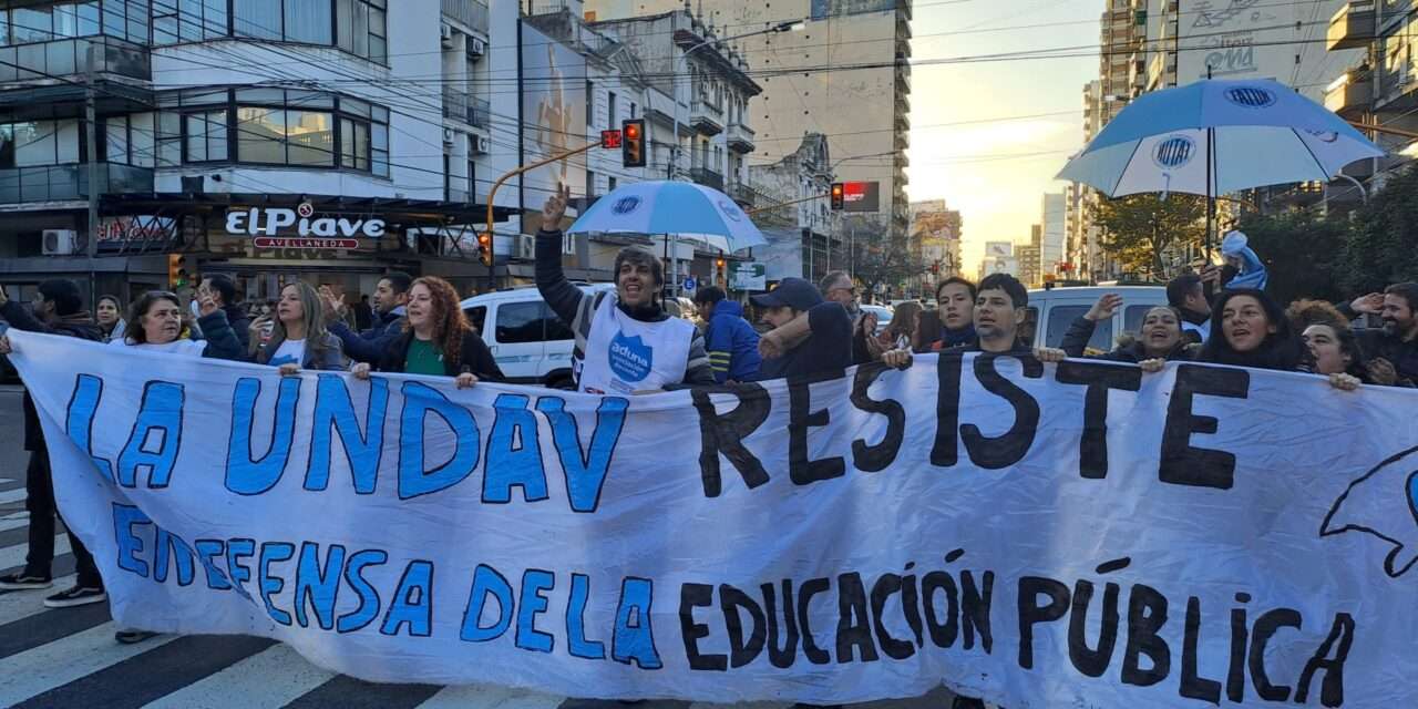 Semaforazo en Plaza Alsina en Defensa de la Universidad Pùblica