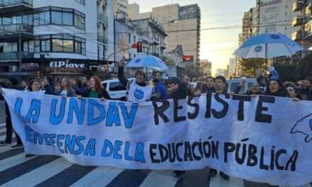Semaforazo en Plaza Alsina en Defensa de la Universidad Pùblica