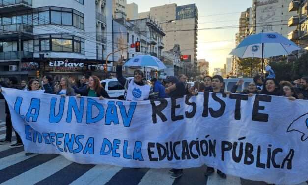 Semaforazo en Plaza Alsina en Defensa de la Universidad Pùblica