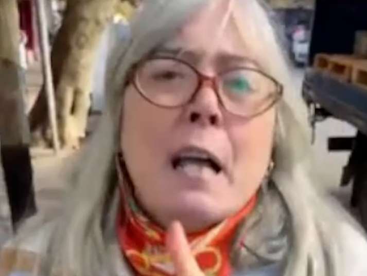 Un Día de Furia en el Docke que quedó filmado: Le estacionaron en la puerta de su local y rompió todo con un fierro