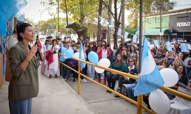 Mayra Mendoza junto a la comunidad educativa de la Escuela 53 en la imposición del nombre de Patricias Argentinas