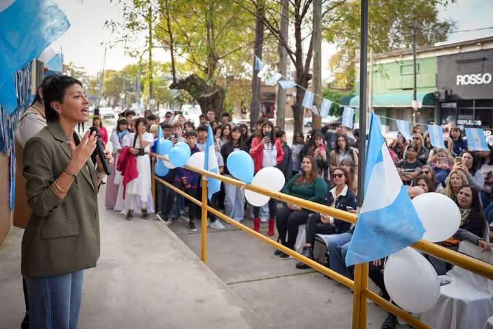 Mayra Mendoza junto a la comunidad educativa de la Escuela 53 en la imposición del nombre de Patricias Argentinas