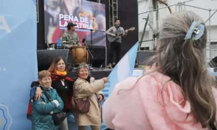 Lanús Gobierno celebró la Revolución de Mayo con la Peña de la Patria 