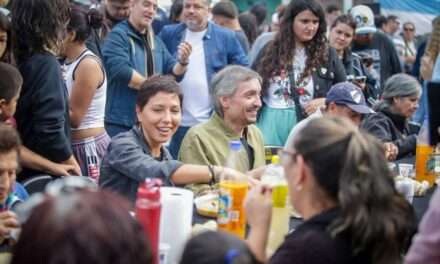 Mayra y Máximo Kirchner recorrieron las obras de asfaltos y compartieron u locro con vecinos de Itatí