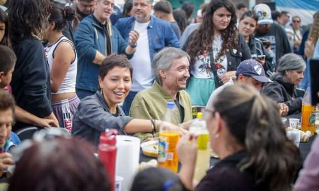 Mayra y Máximo Kirchner recorrieron las obras de asfaltos y compartieron u locro con vecinos de Itatí