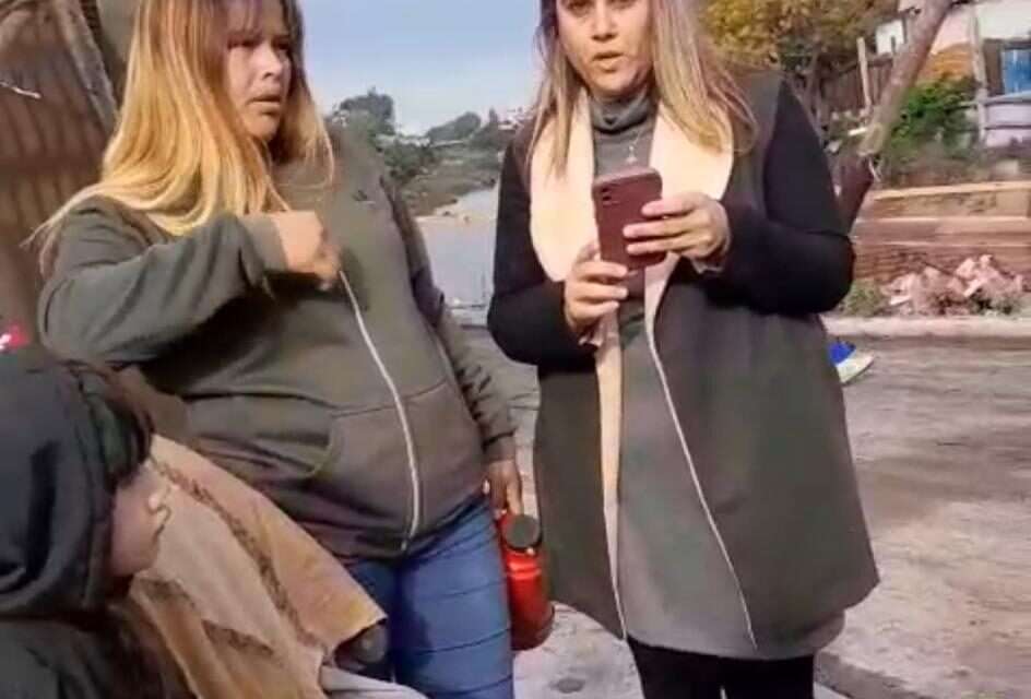 Video del infeliz recibimiento que tuvo Albasetti en el barrio del ahogado: "No queremos politicen el dolor de la gente"