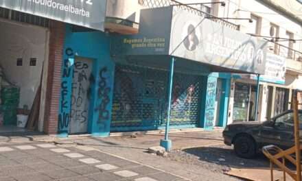Aparecieron pintadas en el local de Albasetti