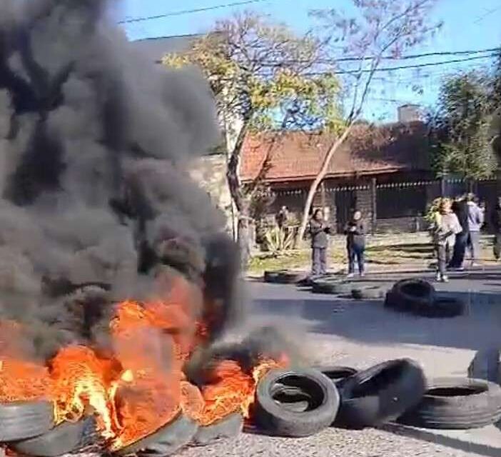 Reclaman que hace dos semanas AySA los dejó sin agua